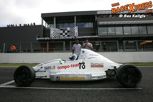 Liroy Stuart reed in de chaotische eerste race naar de eerste plaats van het Nederlandse veld